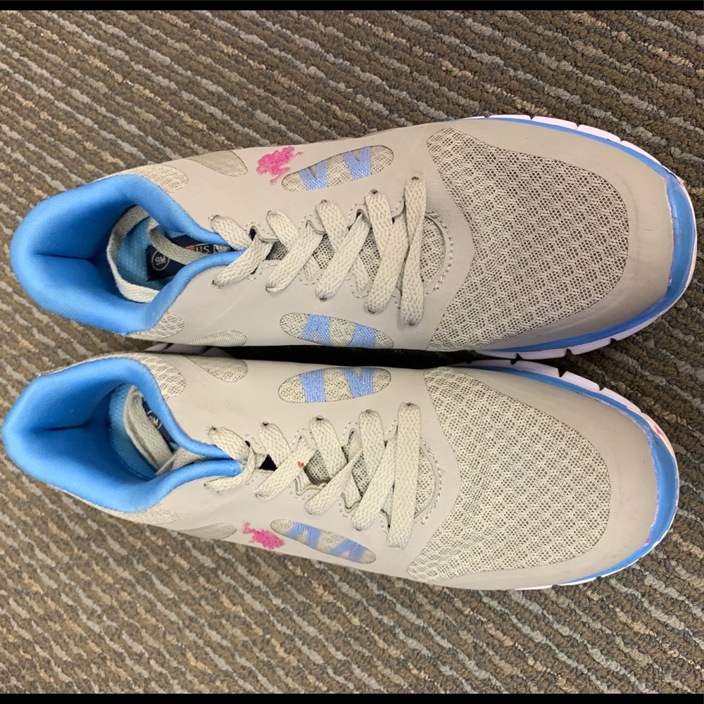 Tennis shoes